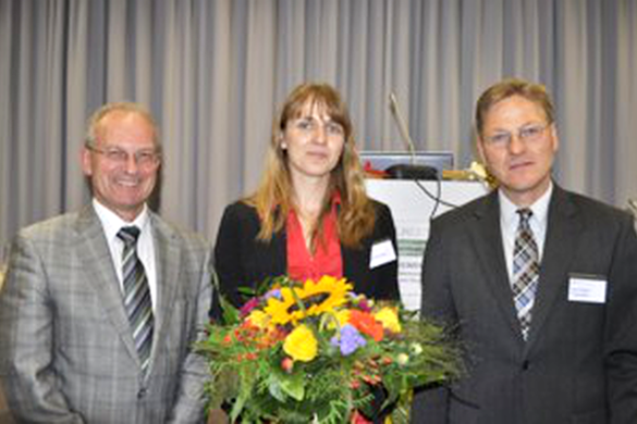 von links: Prof. Axel Lorig, Claudia Kaiser (die Preisträgerin) und Prof. Dr. Karl-Heinz Thieman (Vorsitzender der DLKG), Quelle: DLKG