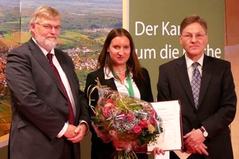 Verleihung des DLKG Förderpreises 2017: (von links) Laudator Dr. Michael Schaloske, M.Sc. Christina Pils und Prof. Dr. Karl-Heinz Thiemann